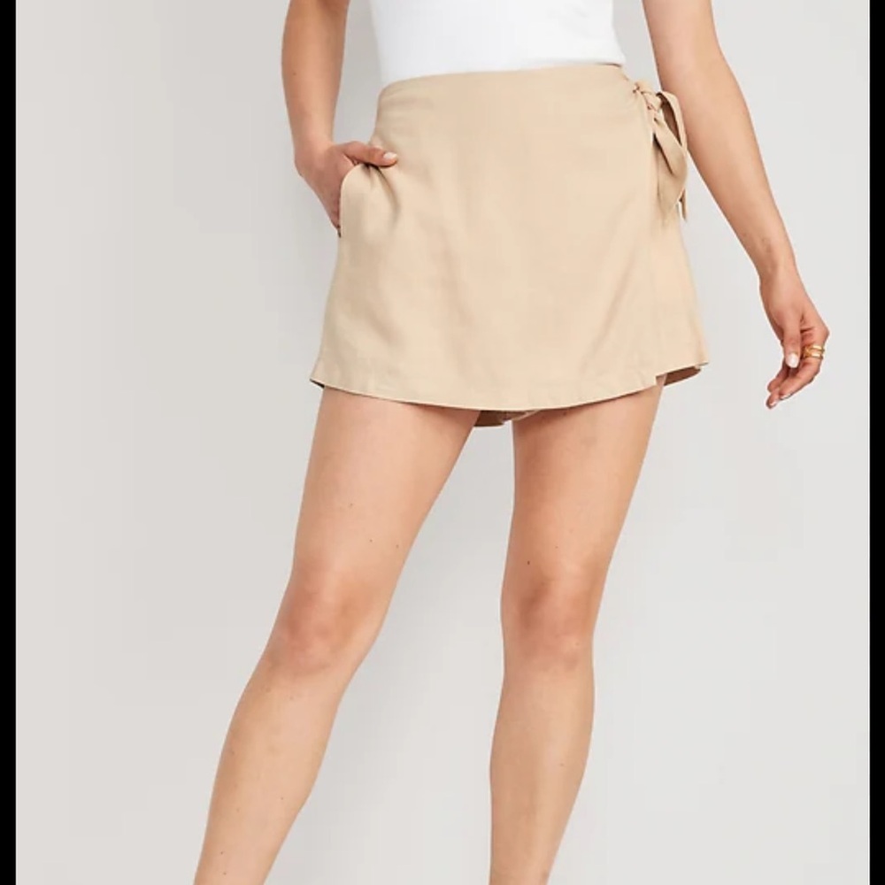 Old Navy Tan Skort